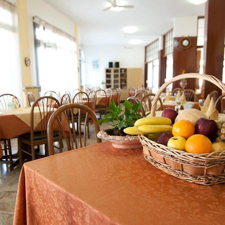 Hotel Milan Розоліна-Маре Екстер'єр фото