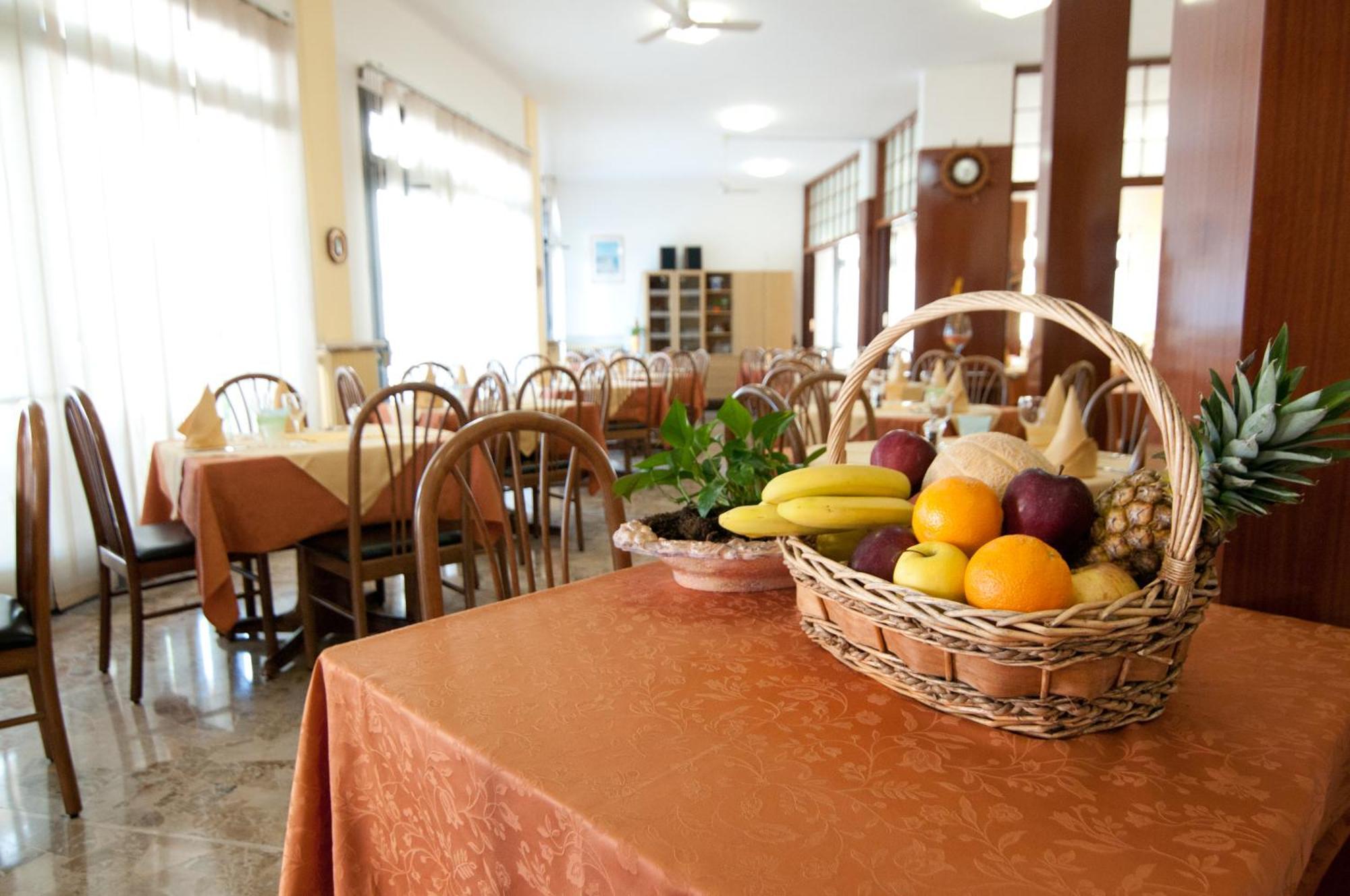 Hotel Milan Розоліна-Маре Екстер'єр фото